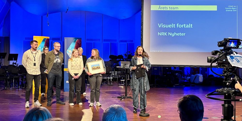 Visuelt fortalt and Managing Editor Maria Knoph Vigsnæs receives the Team of the Year prize in 2025.   Photo: NRK/Reidar Kristiansen