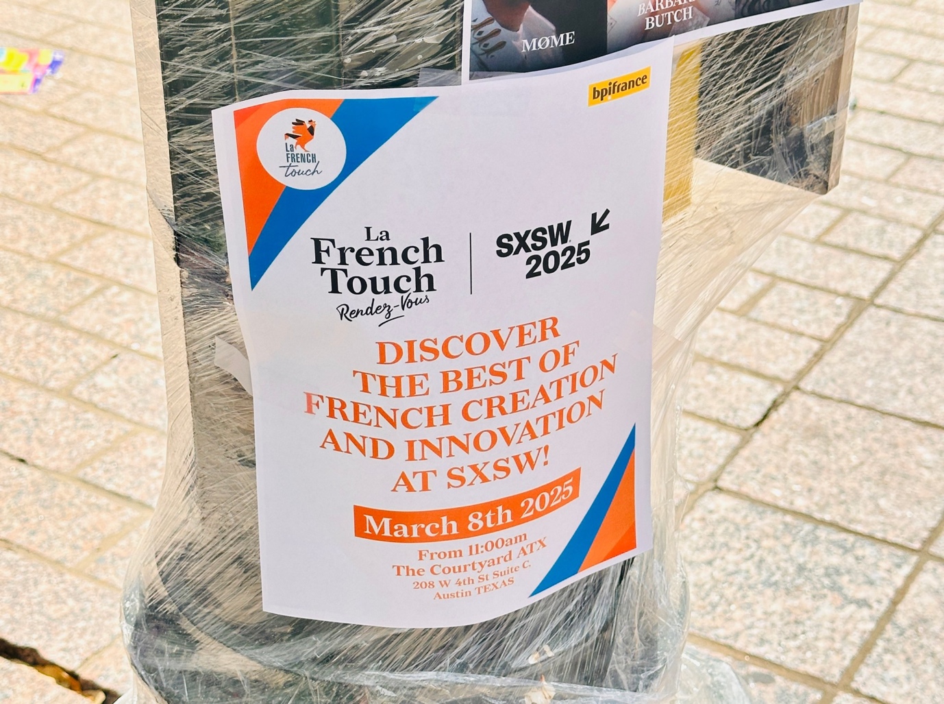 A sign on a pole</p>
<p>Description automatically generated