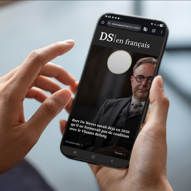 A phone showing De Standaard en français